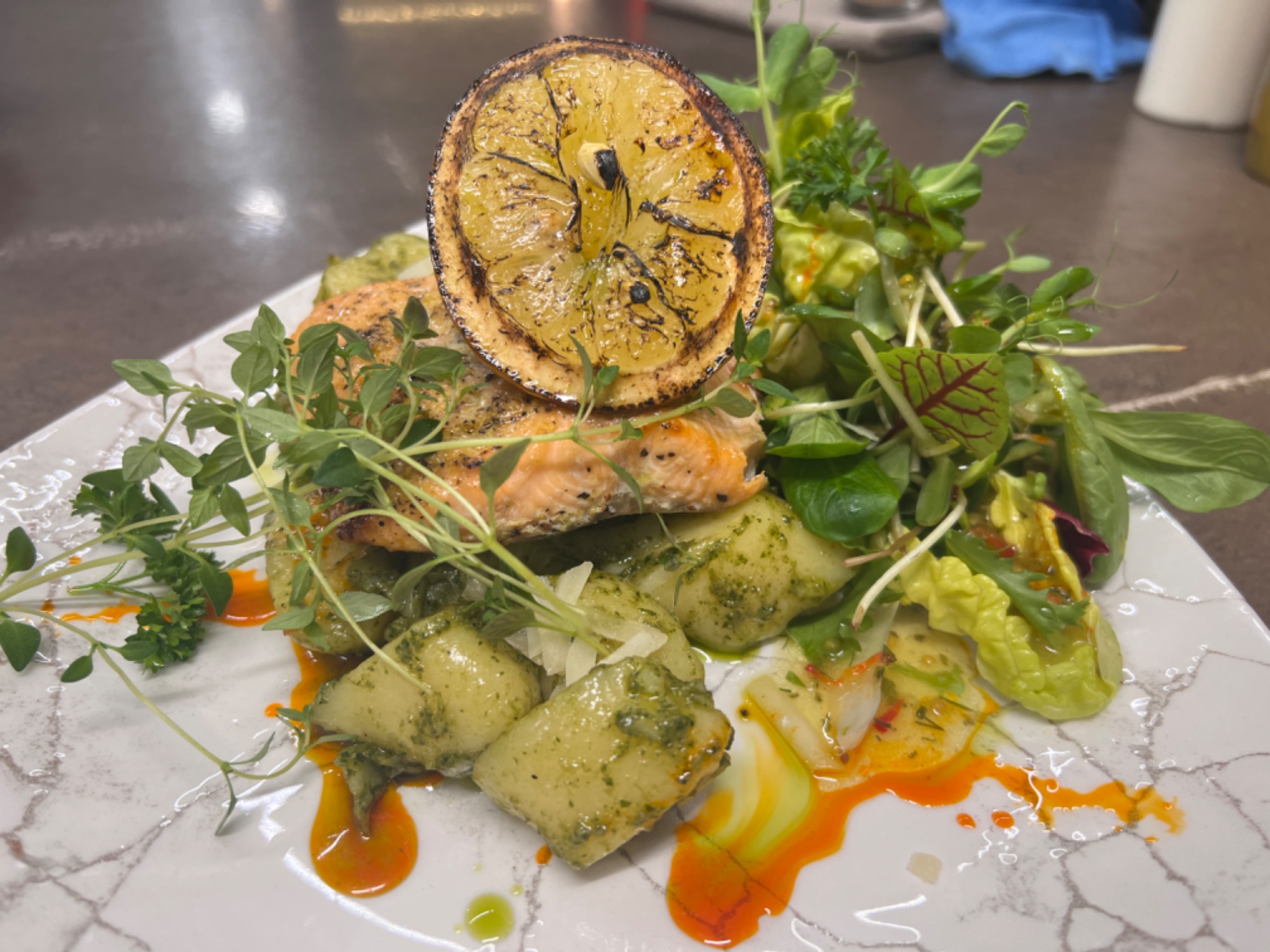 Filet z łososia norweskiego z pieca na kopytkach bazyliowych z serem bursztyn                                                                      