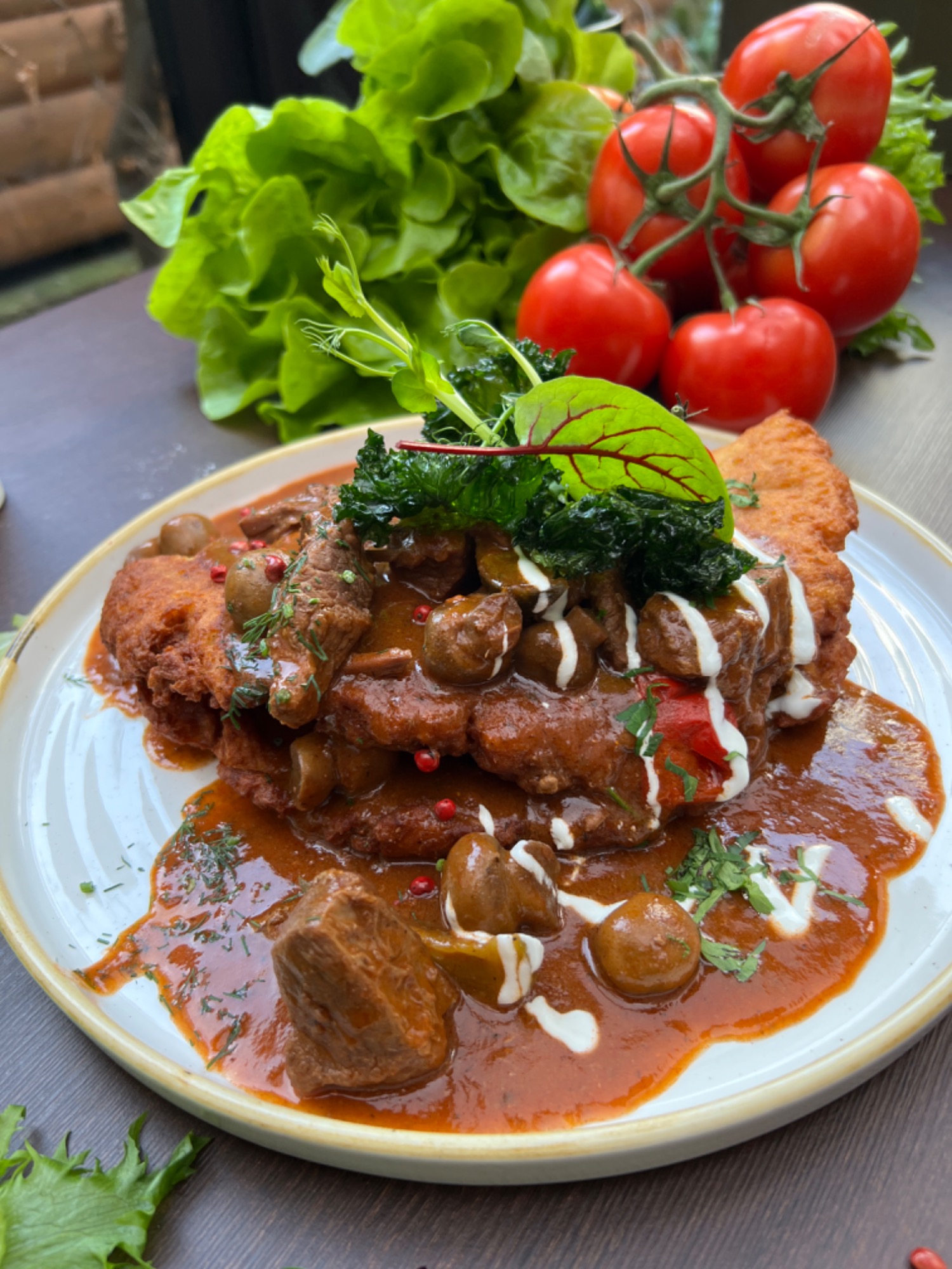 Placek po węgiersku + zestaw surówek