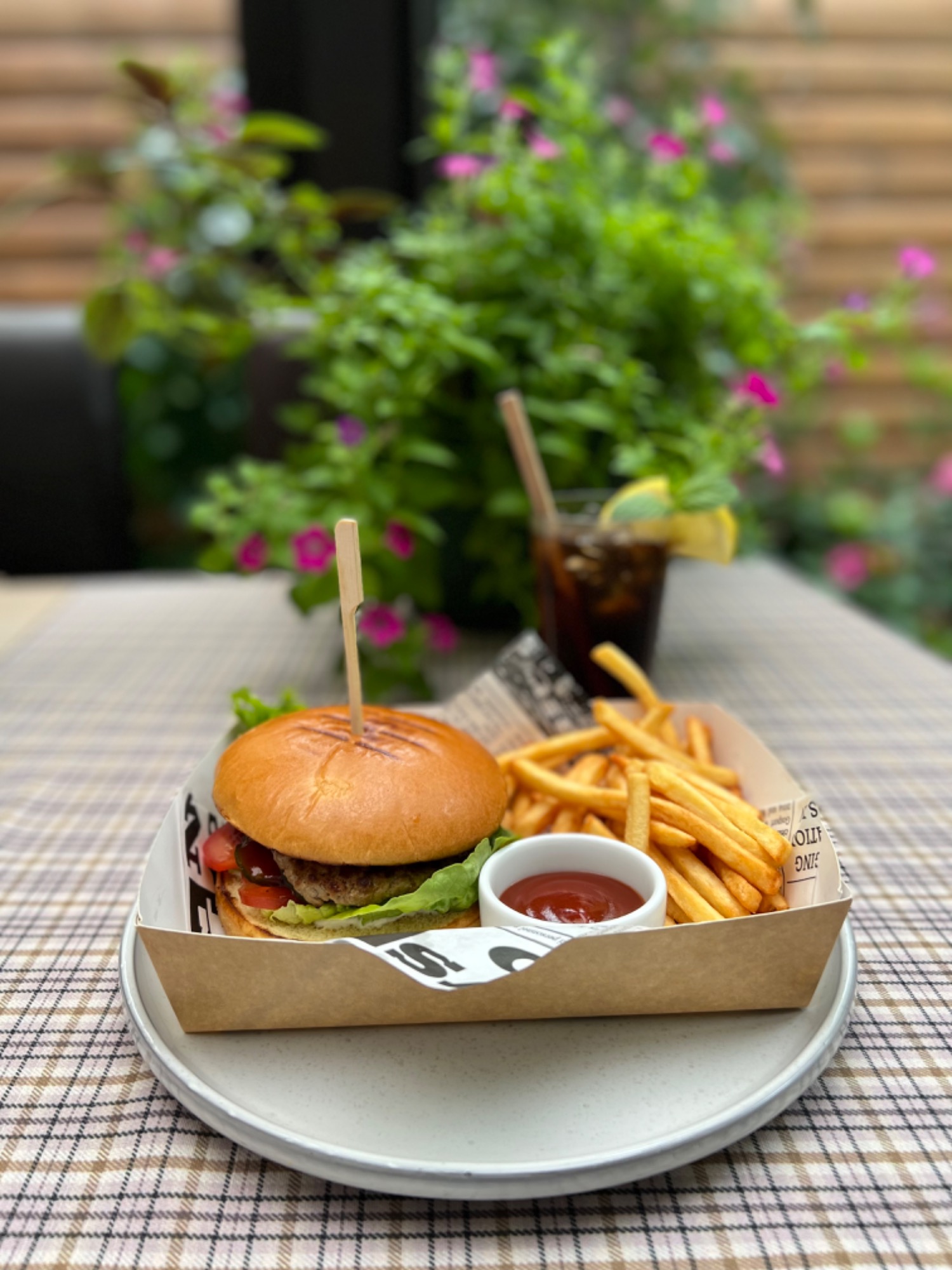 ”Bąbel burger ” rzemieślniczy z polskiej wołowiny dziecięcy z sosem tatarskim, serem cheddar i konfiturą z pomidorów malinowych  