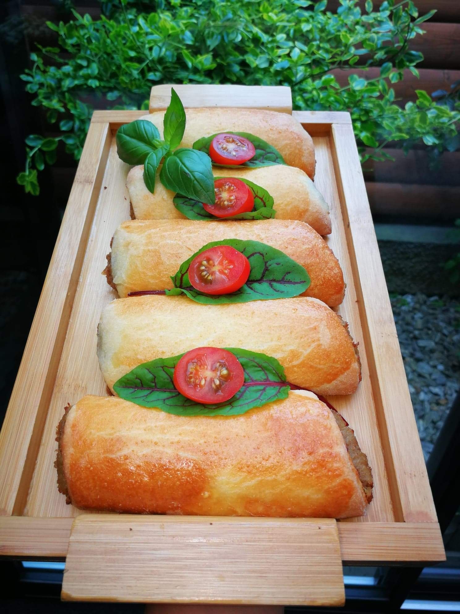 PASZTECIKI Z CIASTA DROŹDŹOWEGO Z KAPUSTĄ I GZRYBAMI LEŚNYMI / SZT