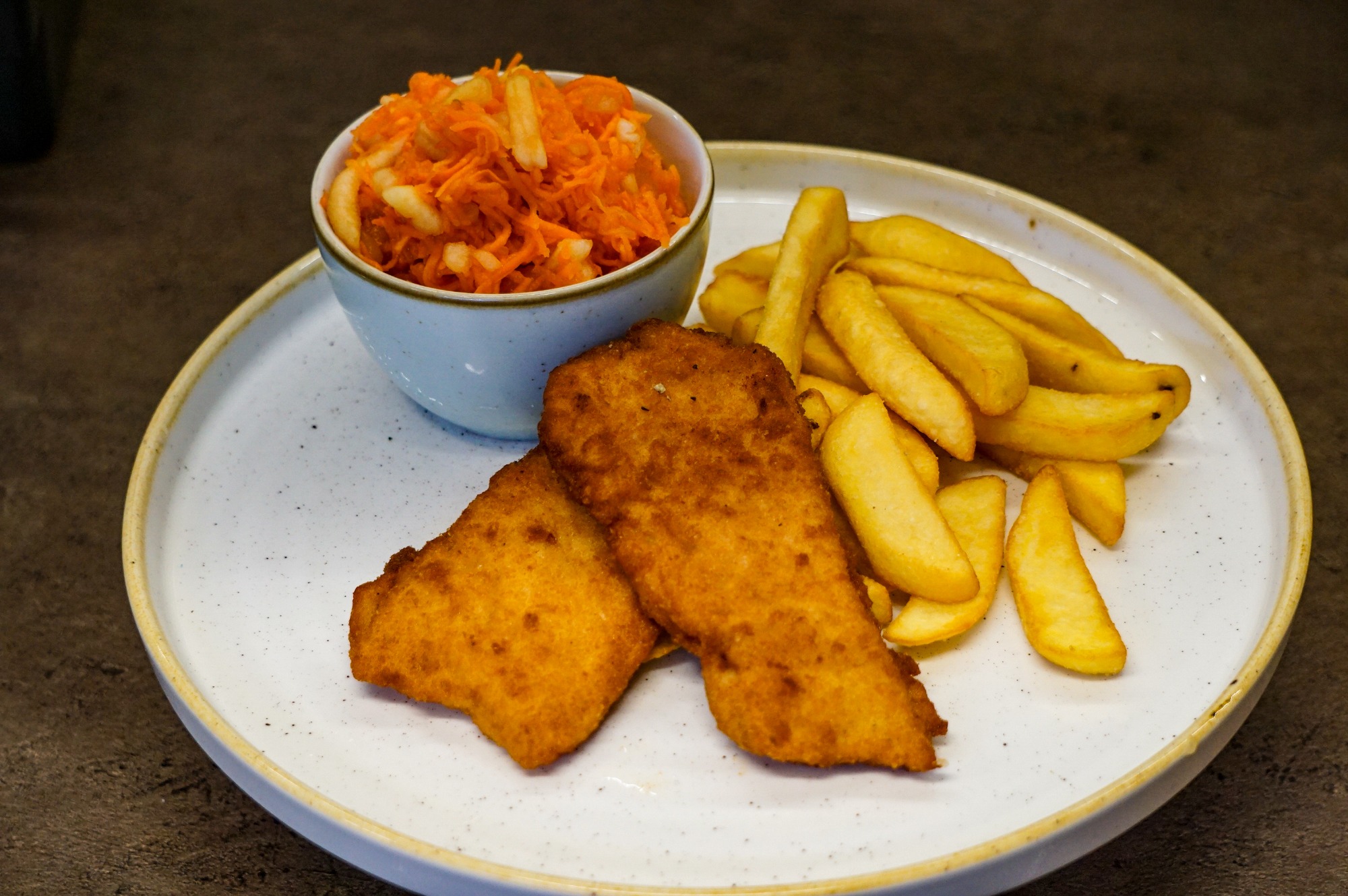 Panierowane  polędwiczki z kurczaka w chrupiącej panierce / 2 szt z frytkami