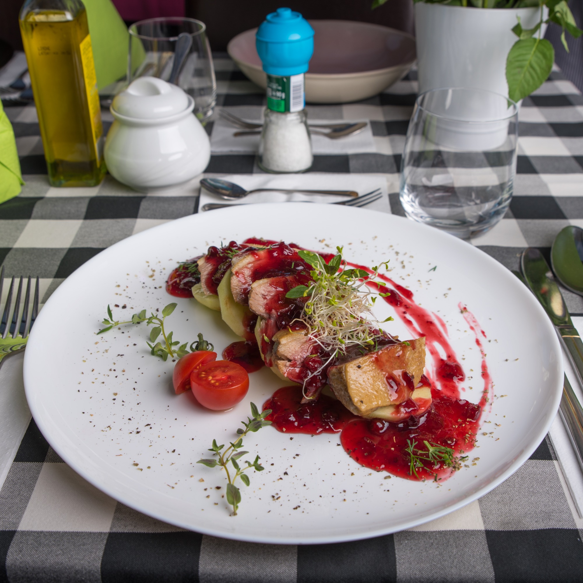 CONFITOWANA PIERŚ Z  KACZKI W CIEMNYM SOSIE ROZMARYNOWYM 180G + 100G 