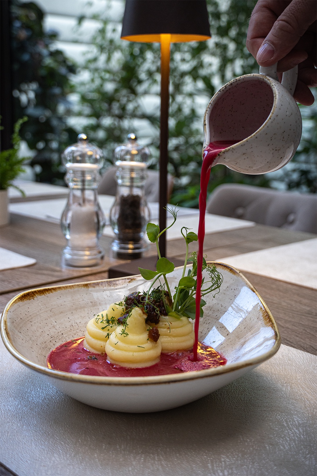 Barszcz czerwony zabielany z puree ziemniaczanym 