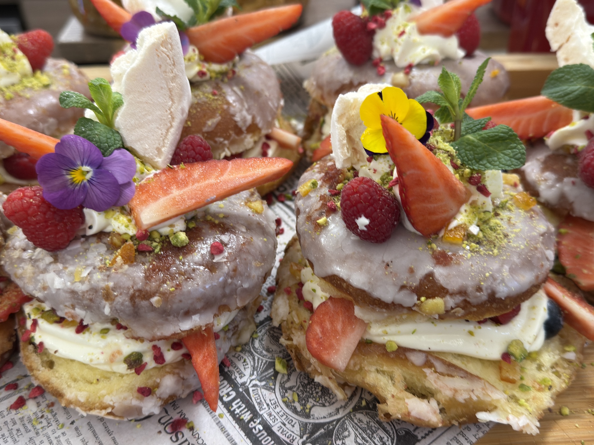 Pączek De Lux z Kremem Karpatkowym z owocami i