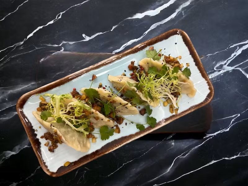 Ręcznie lepione pierogi z kapustą i grzybami leśnymi