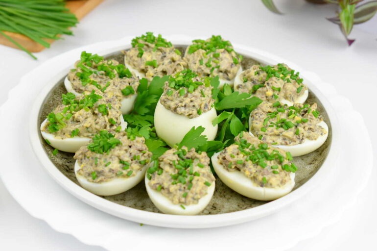 JAJKA  WIELKANOCNE FASZEROWANE PASTĄ JAJECZNĄ Z ŁOSOSIEM WĘDZONYM 