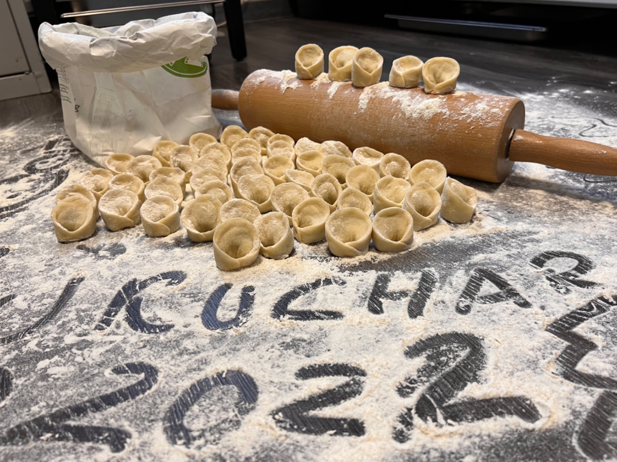  10  aromatycznych uszek z farszem z gotowanej kapusty i mięsa