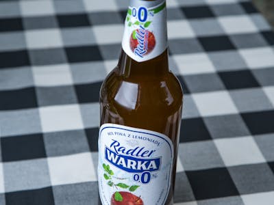 Piwo bezalkoholowe Warka Radler o smaku truskawka - rabarbar