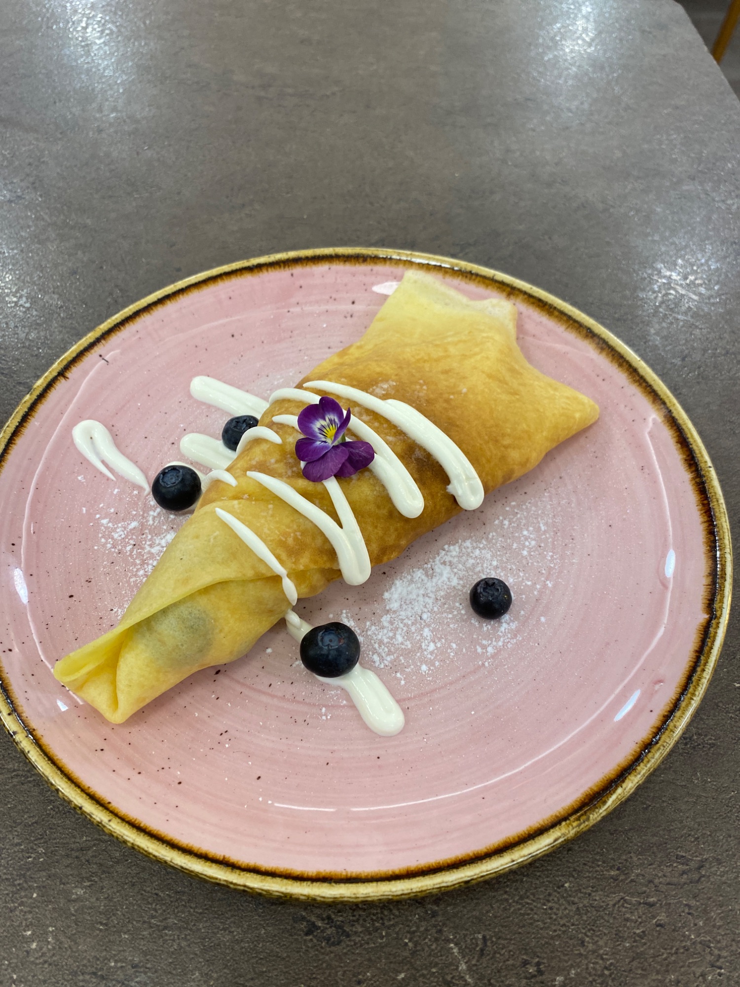 Naleśnik z twarogiem z Pierzchnicy brzoskwinie/śmietana/cukier puder