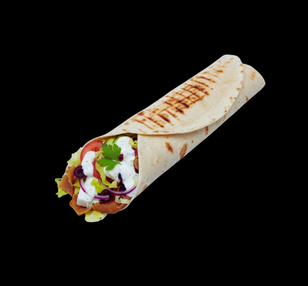 Tortilla z mięsem, sałatą, pomidorem i sosem, zawinięta, na czarnym tle.