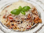 Spaghetti bolognese  (mięso mielone, sos bolognese, sos pomidorowy, ser)