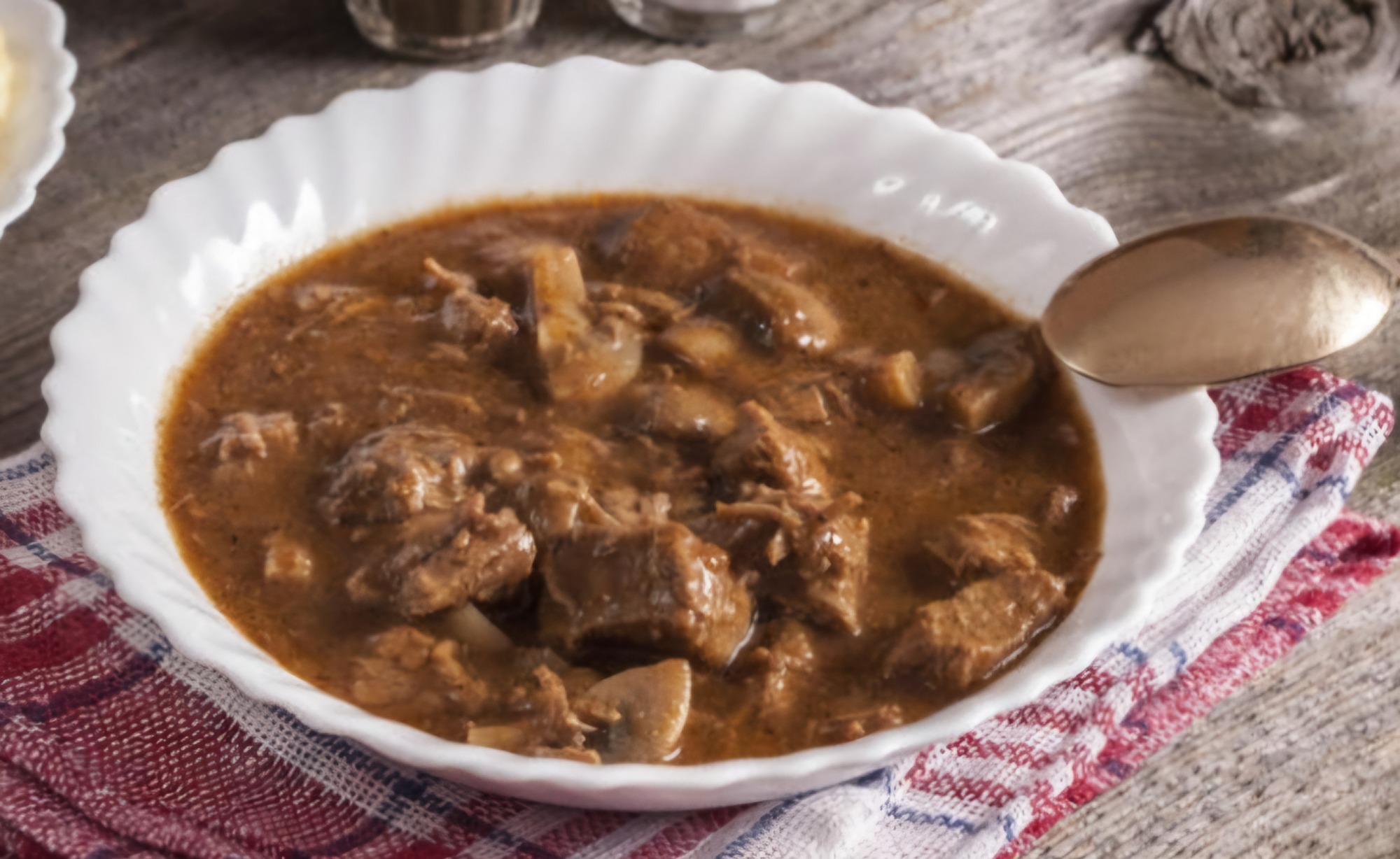 Hovězí guláš s chlebem
