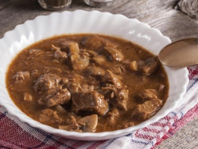 Hovězí guláš s chlebem