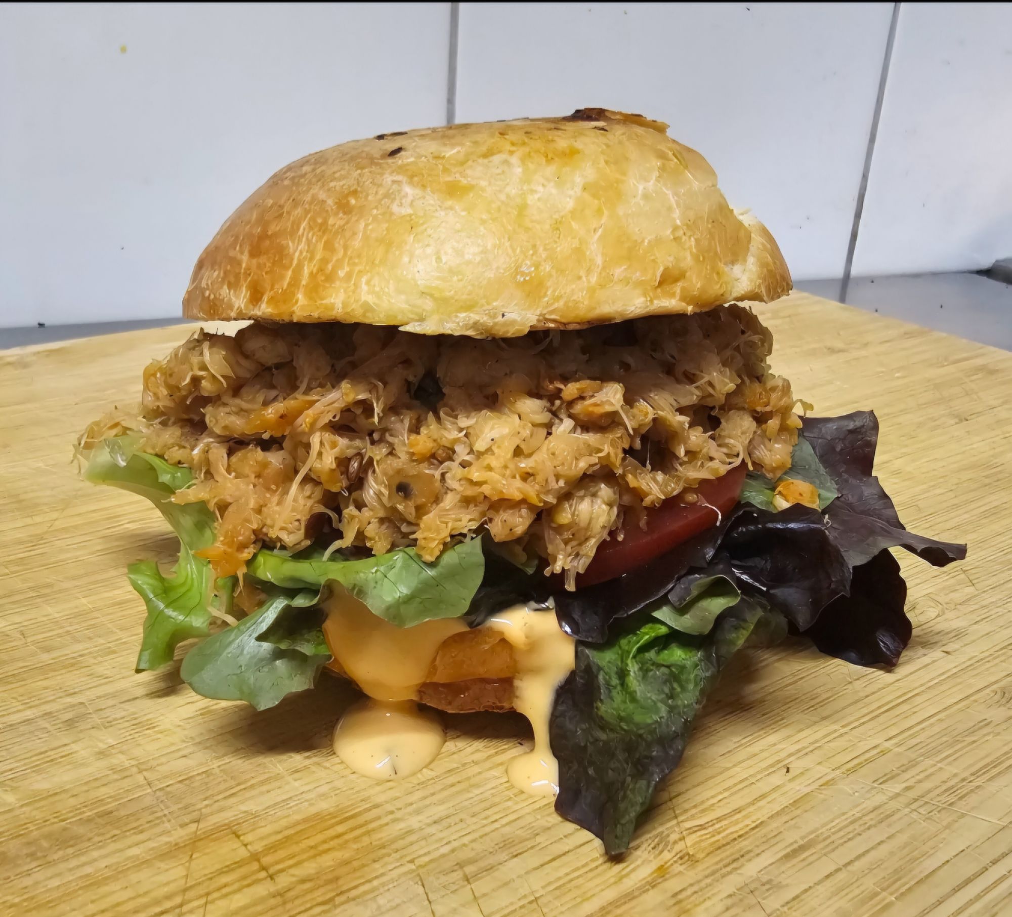 Burger s trhaným vepřovým masem