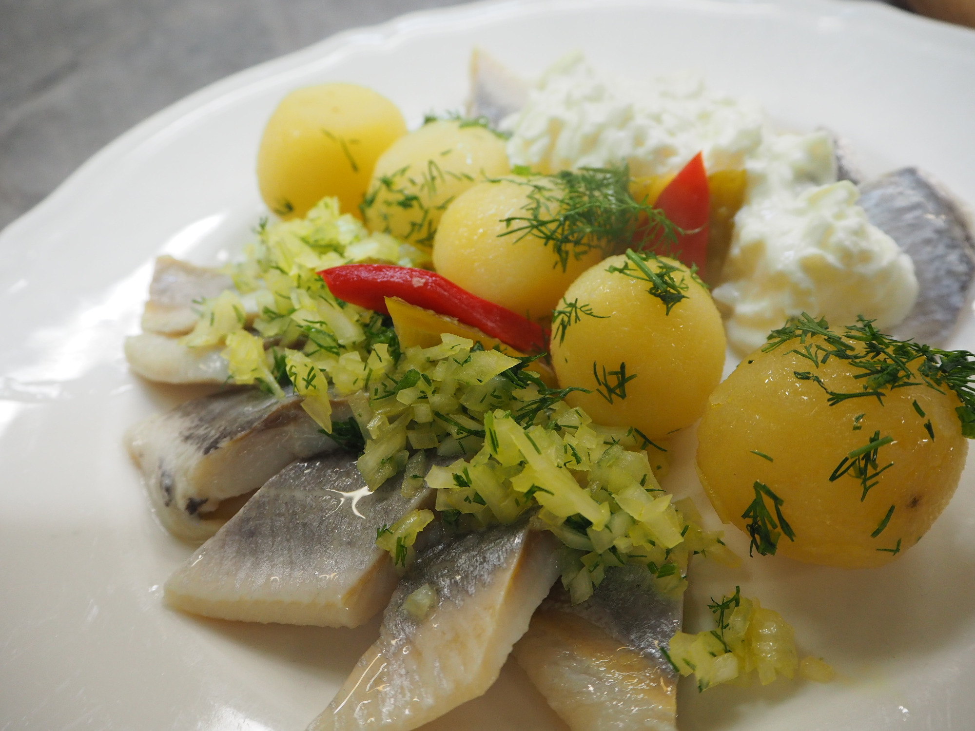 Dorodny eksportowy śledź bałtycki w śmietanie