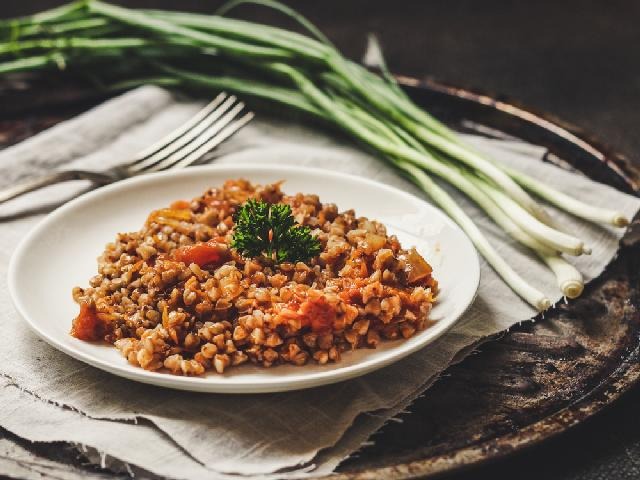 kasza gryczana okraszona skwarkami