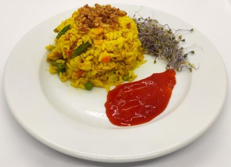 Ryż smażony z kurczakiem i warzywami z prażoną cebulką