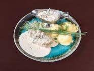 Rolada drobiowa ze szpinakiem w sosie śmietanowym, ziemniaczki purée, surówka z białej kapusty a'la coleslaw