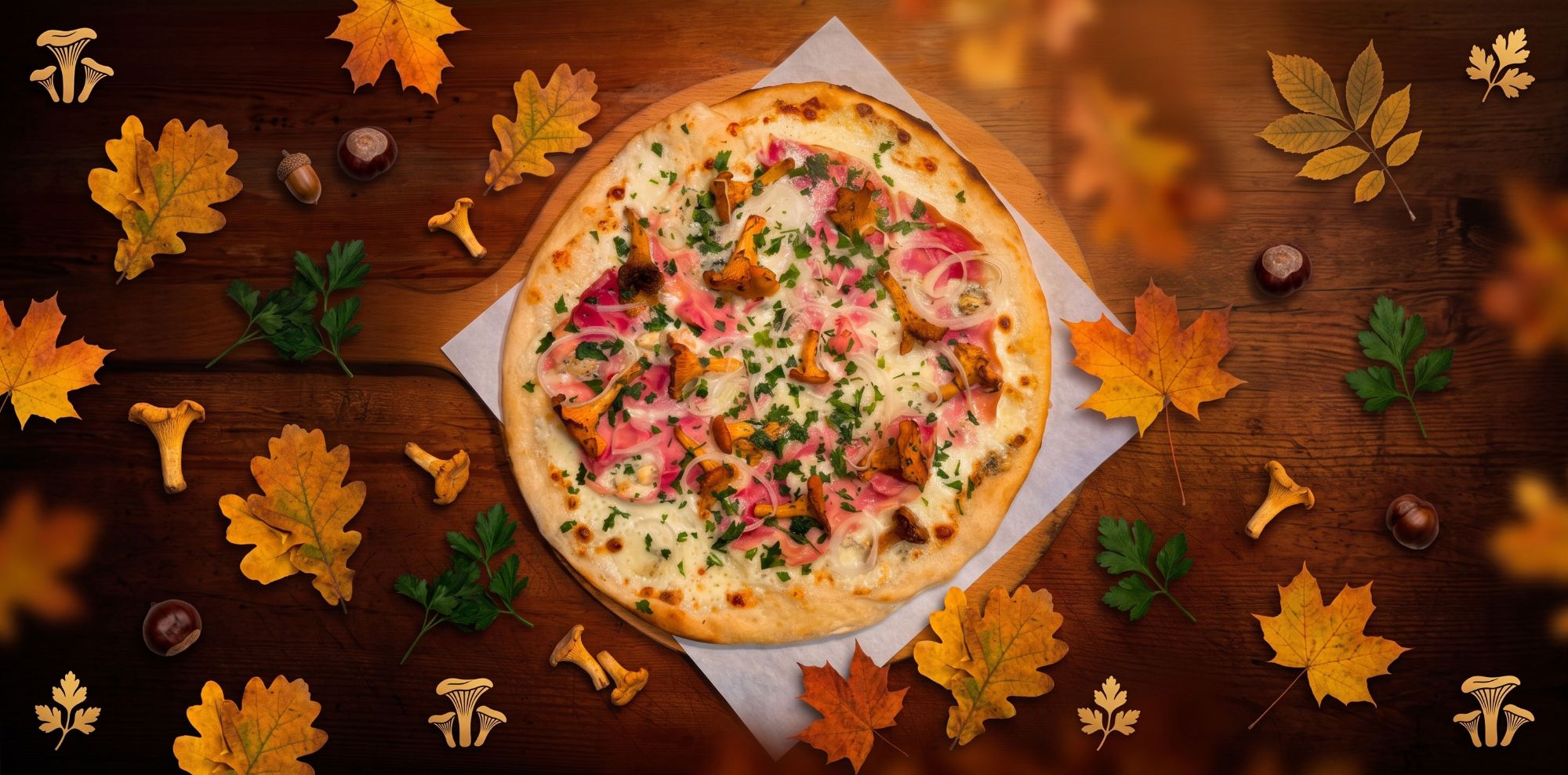 Pizza na drewnianym stole otoczona jesiennymi liśćmi i grzybami.