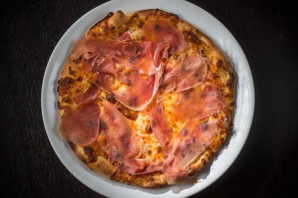 Pizza Scamorza e Crudo Mica