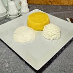 Mămăligă cu brânză de văcuță și smântână