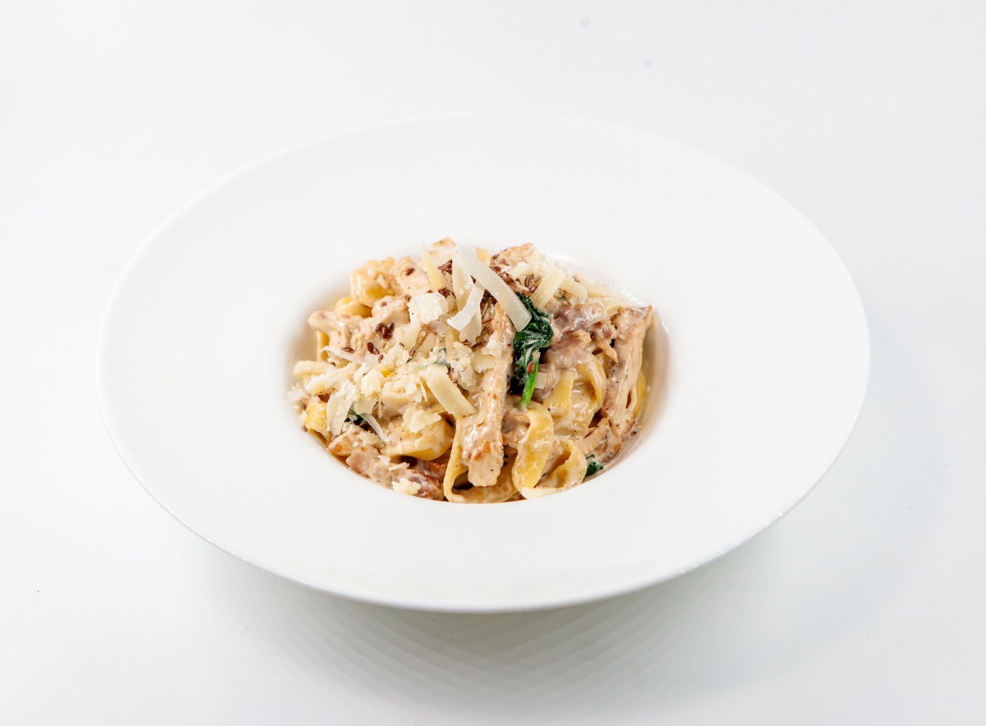 Tagliatelle cu piept de pui la jar în sos alb înnobilat cu spanac și semințe de in