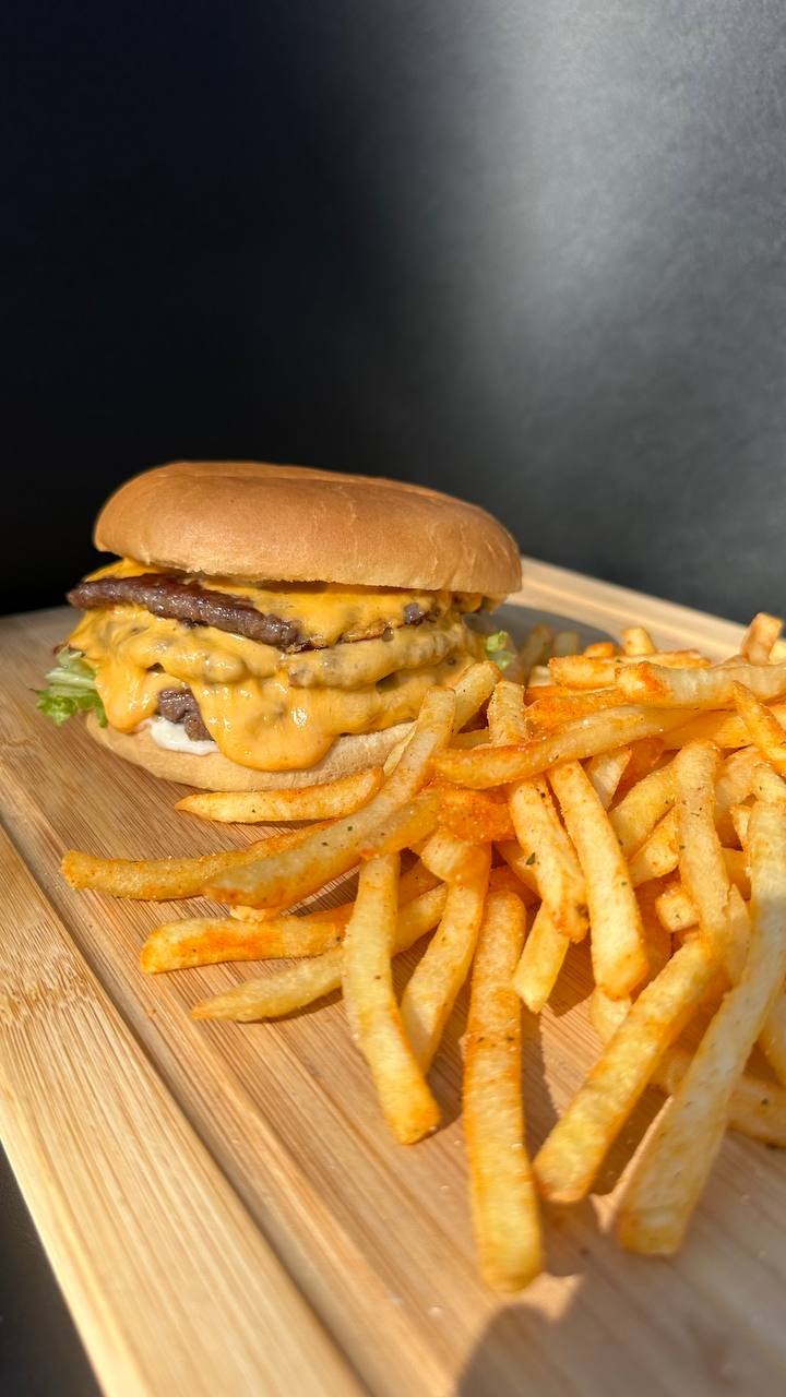 Meniu SmashTriple Cheeseburger