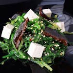Sałatka Hiyashi Wakame z tofu i grzybami Shiitake