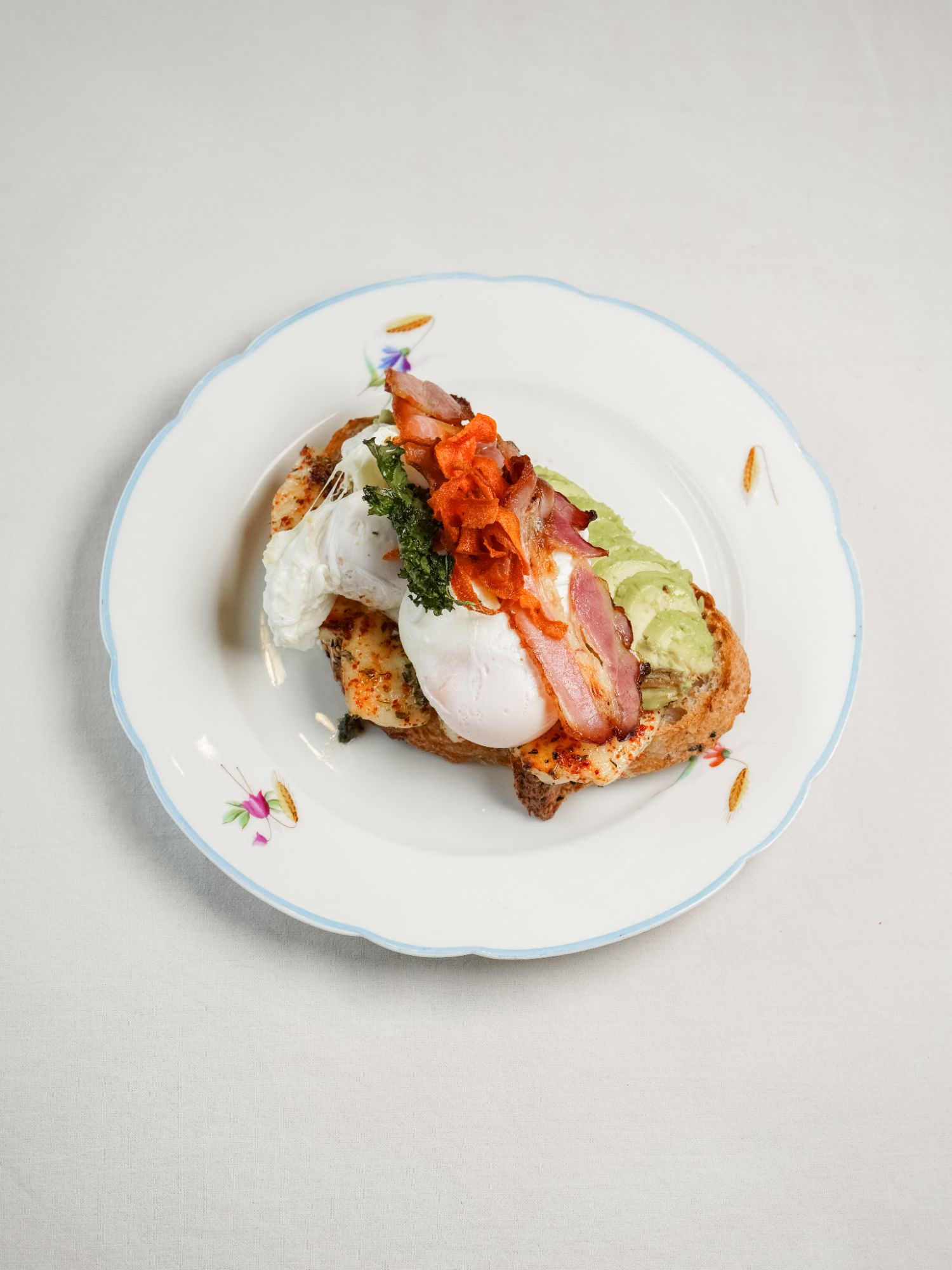 Grzanka z awokado i halloumi