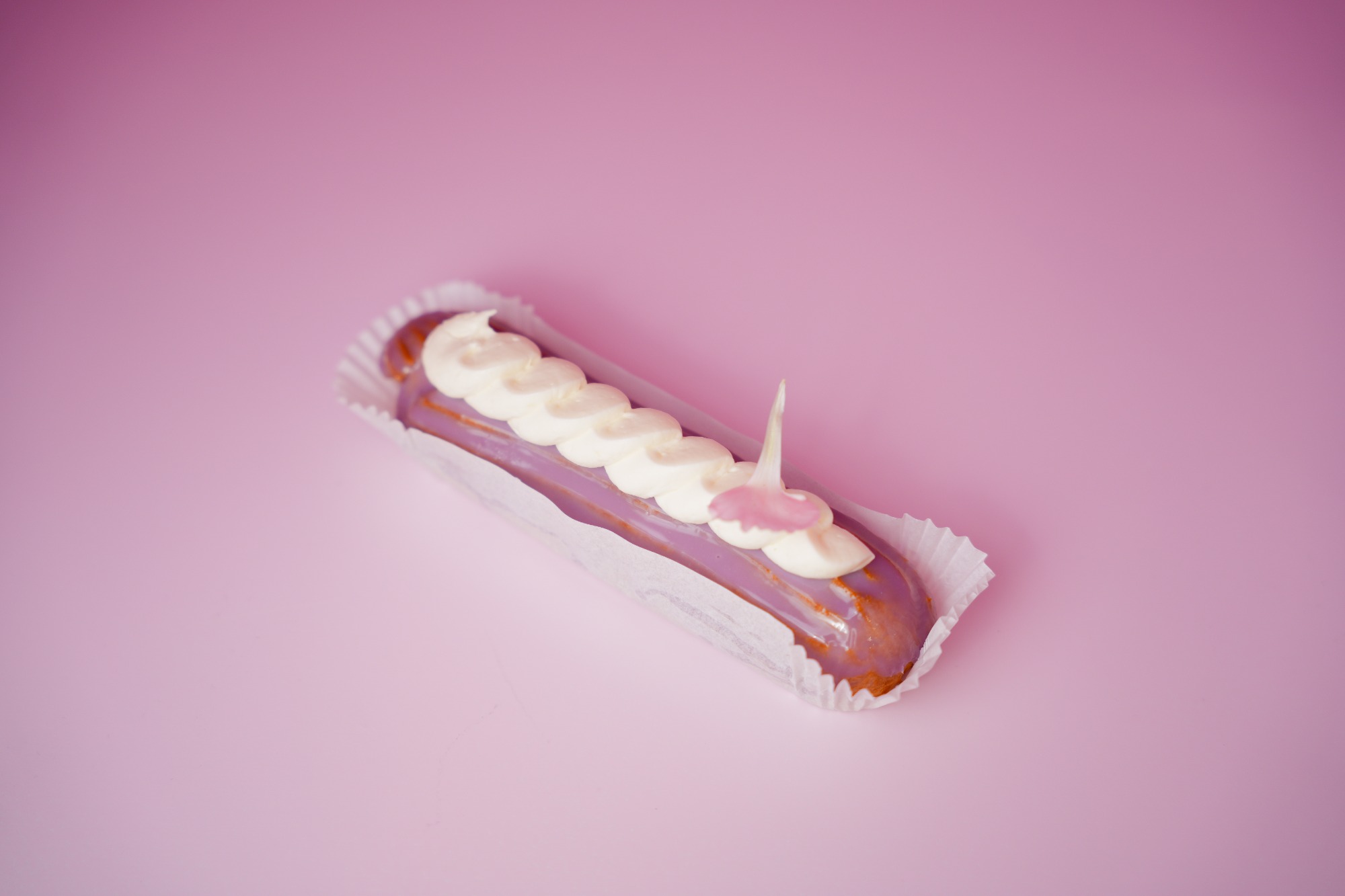 Ekler lawenda z białą czekoladą i porzeczką