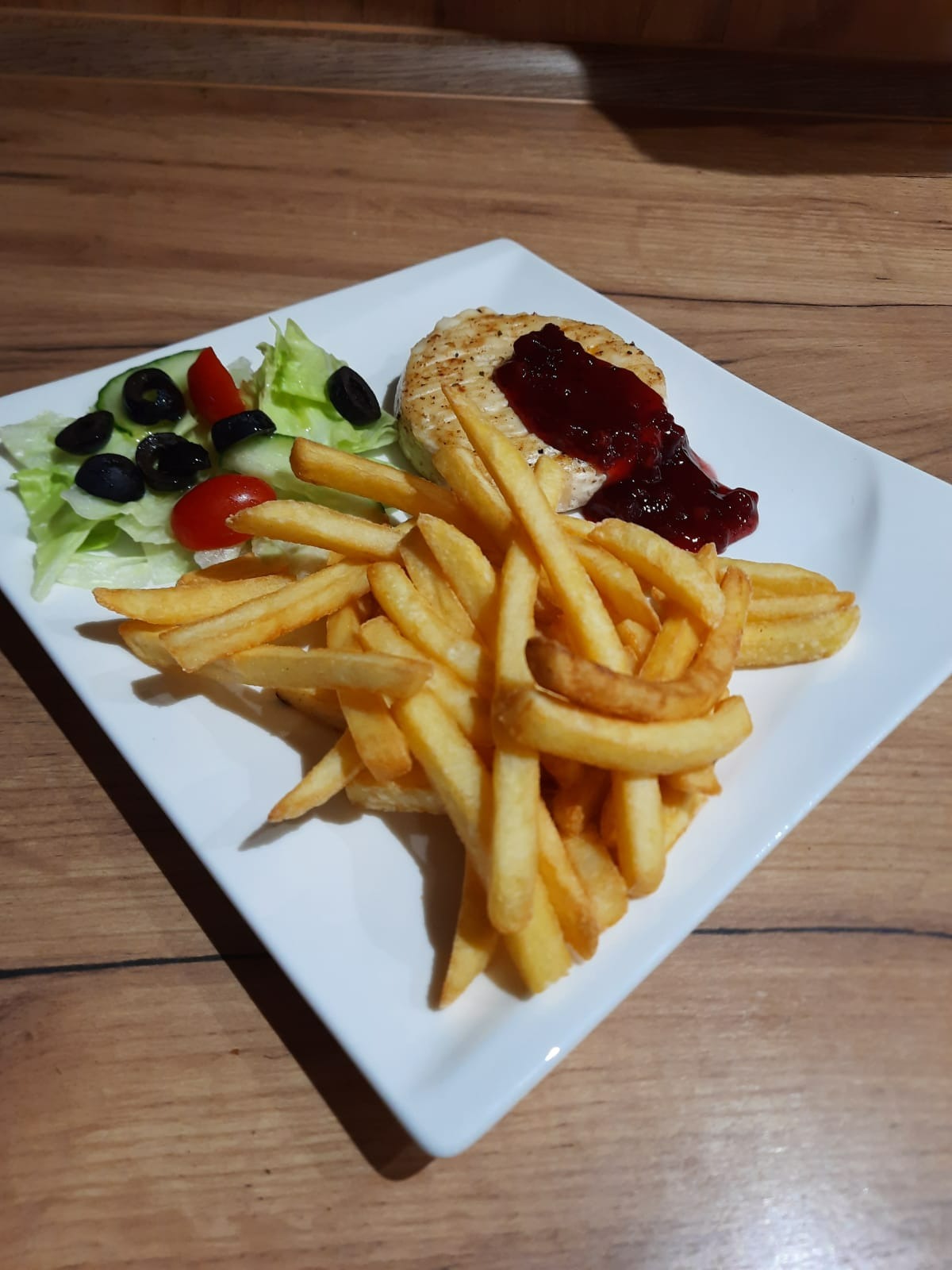 5. Grilovaný encián+brusnicová omáčka (7) 120g/50g