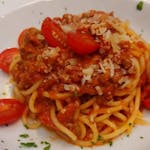 Makaron bolognese, mięso mielone wołowe & pomidor sos& parmezan 
