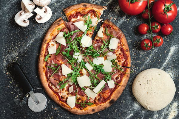 36. Pizza Parma - parmezan, rukola, szynka parmeńska