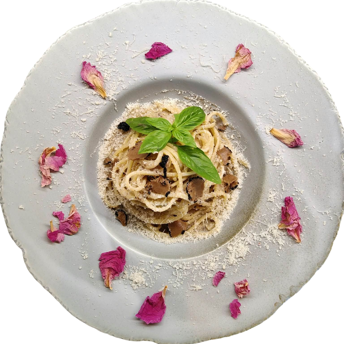 Spaghetti cacio e pepe z pecorino, czarnym pieprzem i świeżą bazylią, podane z płatkami róży