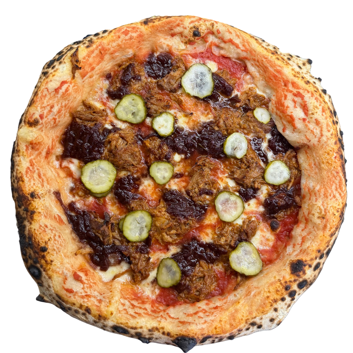 Pizza neapolitańska z szarpaną wieprzowiną, sosem pomidorowym, mozzarellą i plasterkami ogórka kiszonego