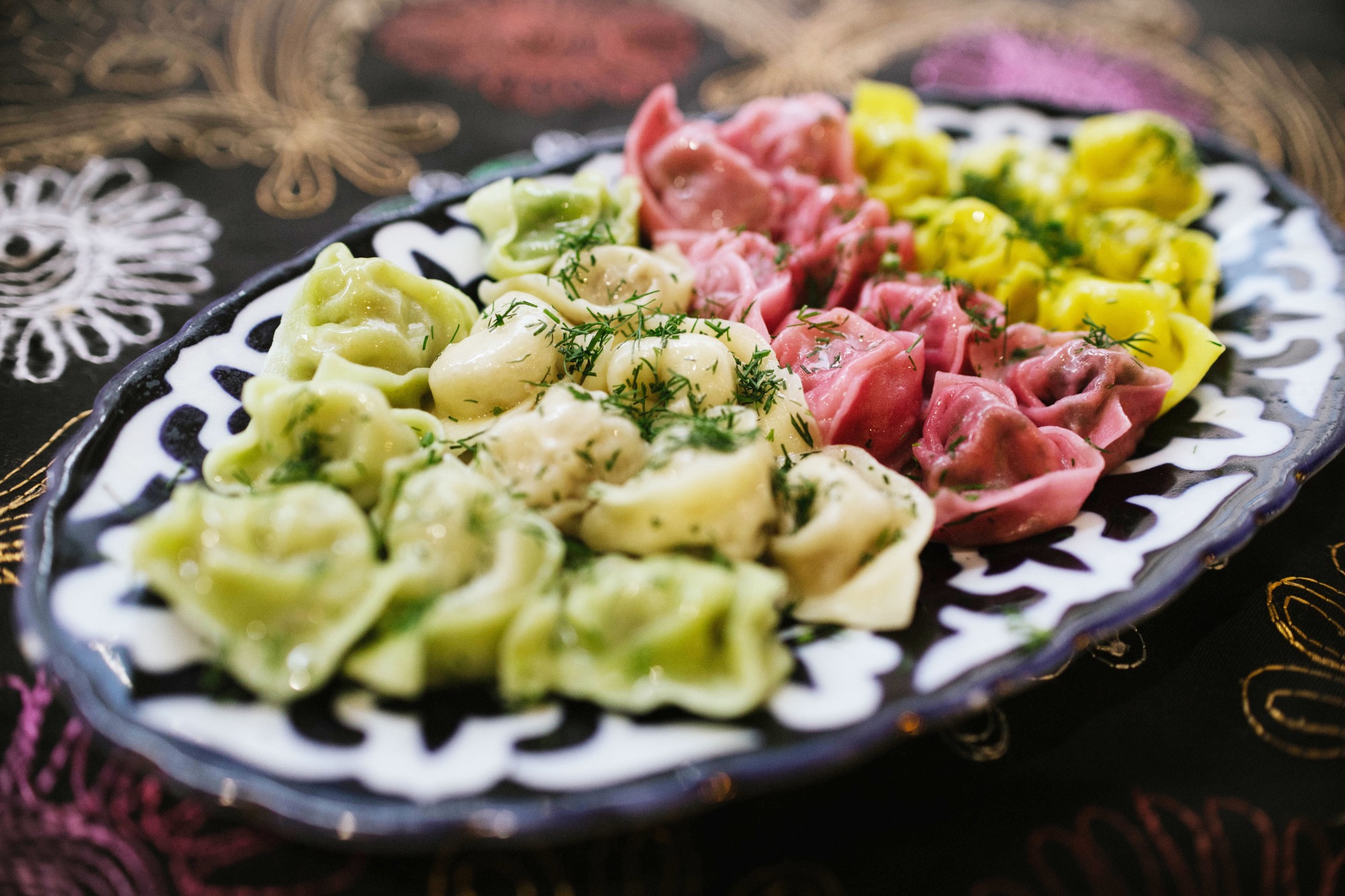 Pielmieni kolorowe wołowe ze śmietaną