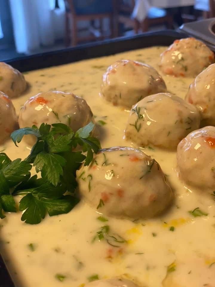 Klopsiki drobiowe w sosie koperkowym