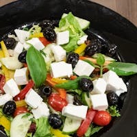 Sałatka grecka z fetą i oliwkami, sos vinegret + zupa dnia