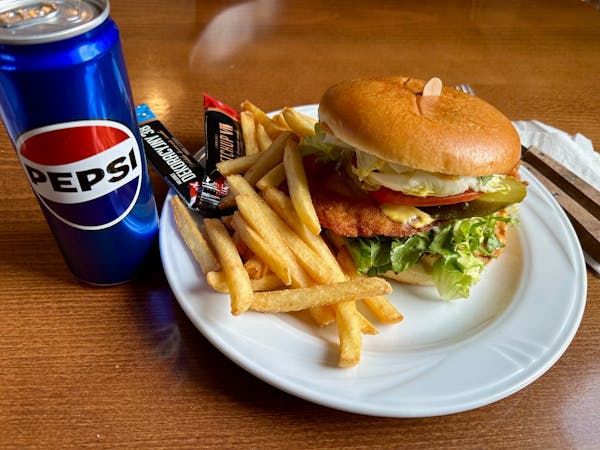Burger Drobiowy Zestaw z Frytkami i Puszką Pepsi