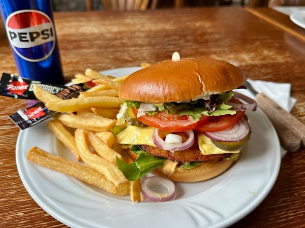 Burger Wege - ziemniaczny Zestaw z Frytkami i Puszką Pepsi