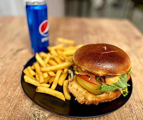 Burger Drobiowy Zestaw z Frytkami i Puszką Pepsi