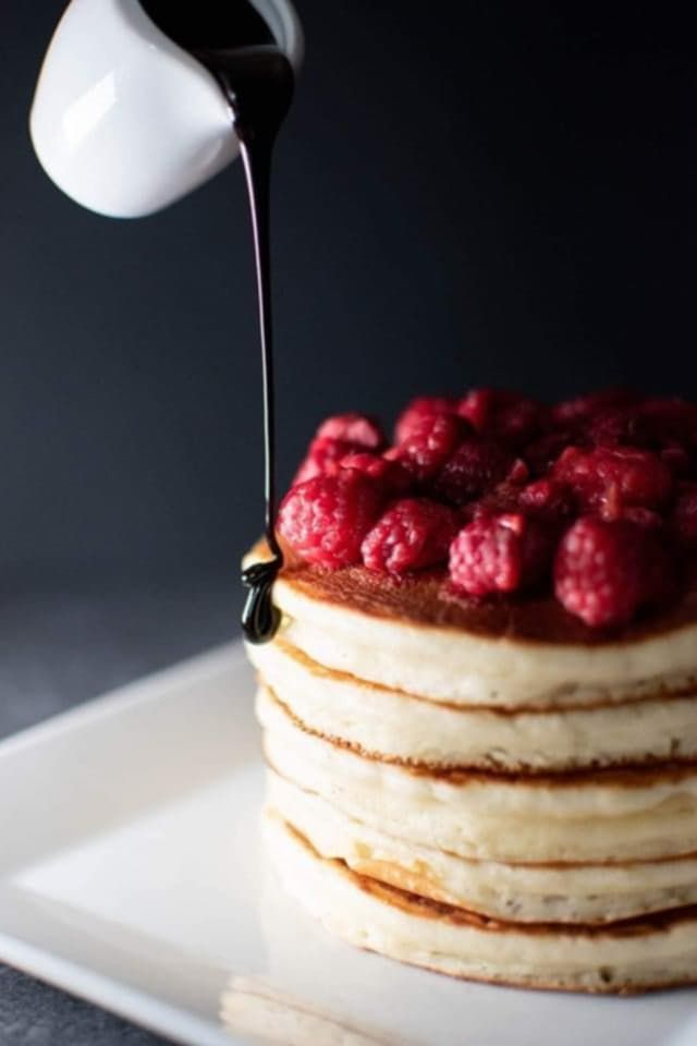 3. Pancakes z malinami i czekoladową polewą