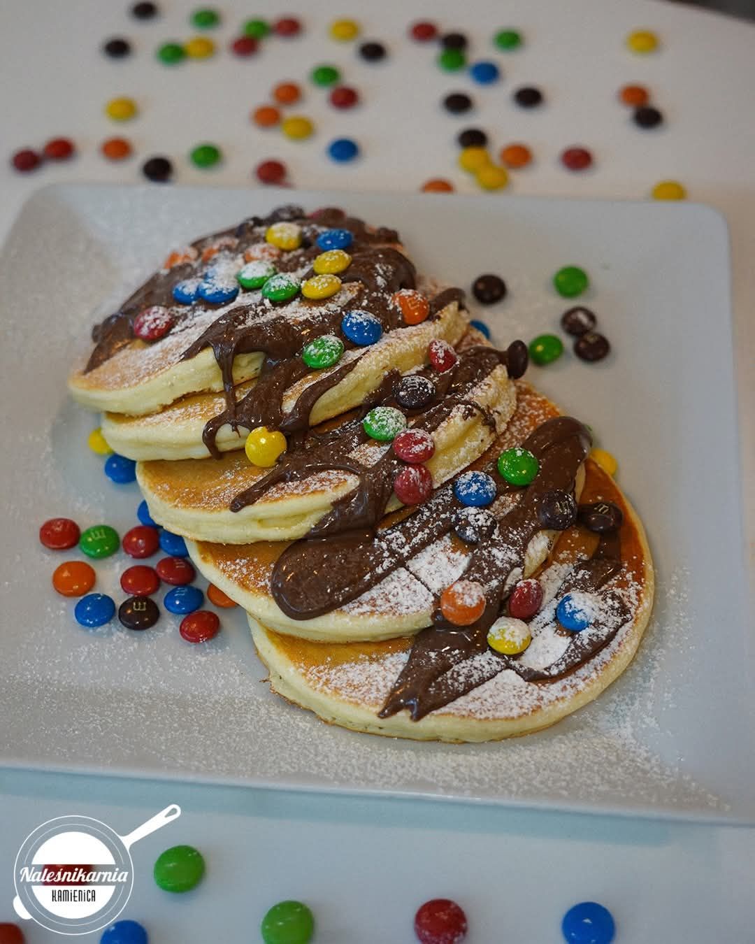 2. Pancakes z nutellą, cukrem pudrem  i czekoladowymi M&M's