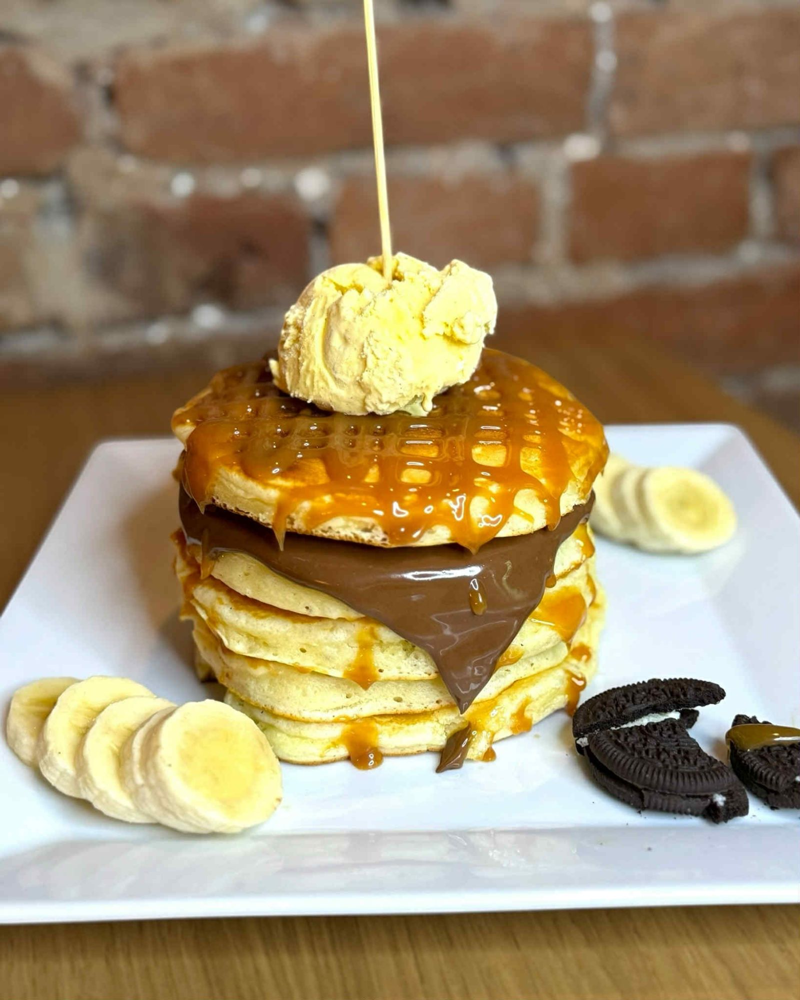 5. Pancakes z nutellą, bananami, ciasteczkami oreo, gałką lodów waniliowych, polewą toffi