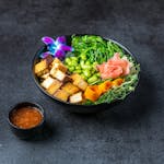 Poke bowl  z wędzonym  tofu