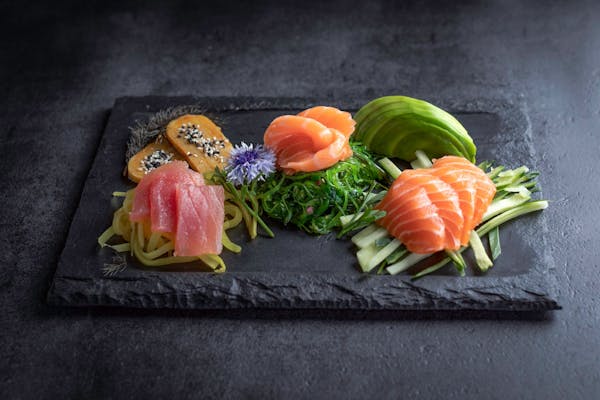 Sashimi z wybraną rybą i warzywami