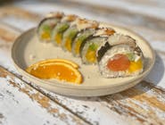 Futomaki: łosoś, yuzu mayo, mango, awokado, liczi z teriyaki na wierzchu 