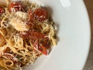 Spaghetti z krewetkami i chorizo w oliwie z czosnkiem