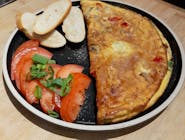 Omlet (3 jaja) z cebulką i papryką, pomidor i szczypiorek