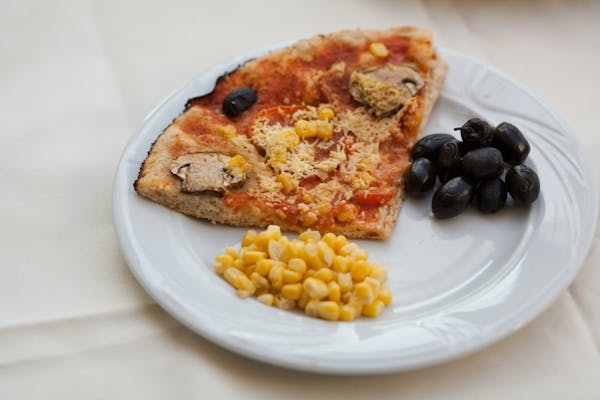 Pizza mică cu ciuperci și măsline